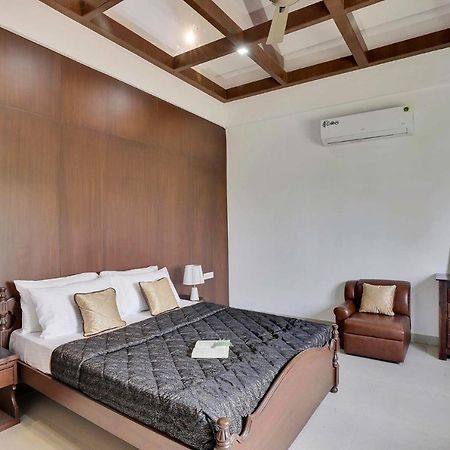 Stayvista'S Lakeside Whispers - Lake & Mountain-View Villa With Lawn & Indoor-Outdoor Games Nagpur Bagian luar foto