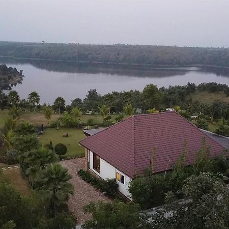 Stayvista'S Lakeside Whispers - Lake & Mountain-View Villa With Lawn & Indoor-Outdoor Games Nagpur Bagian luar foto