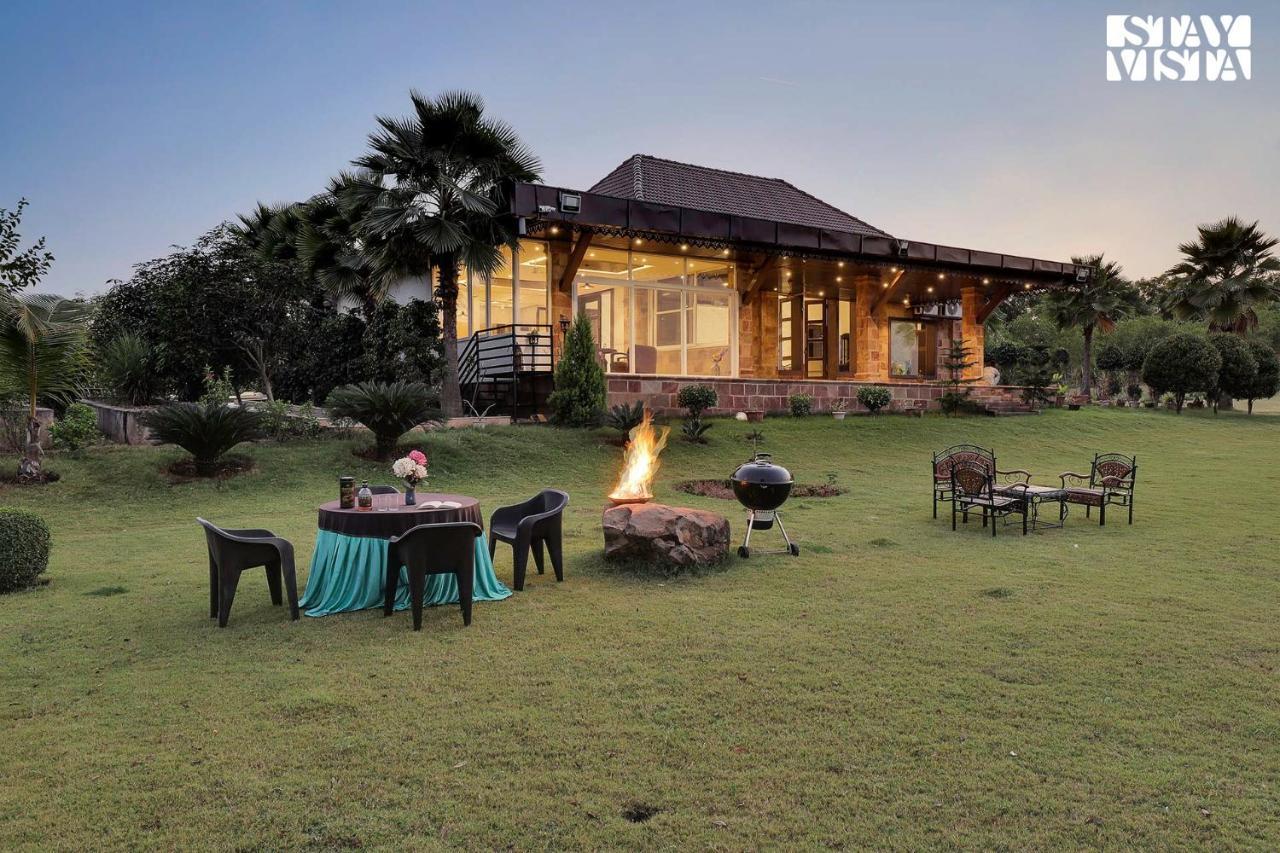 Stayvista'S Lakeside Whispers - Lake & Mountain-View Villa With Lawn & Indoor-Outdoor Games Nagpur Bagian luar foto