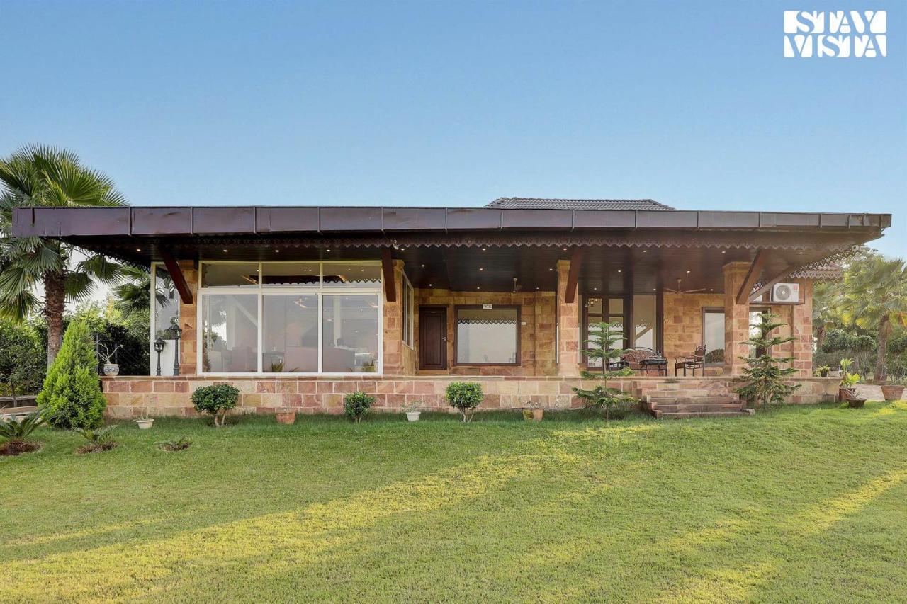 Stayvista'S Lakeside Whispers - Lake & Mountain-View Villa With Lawn & Indoor-Outdoor Games Nagpur Bagian luar foto
