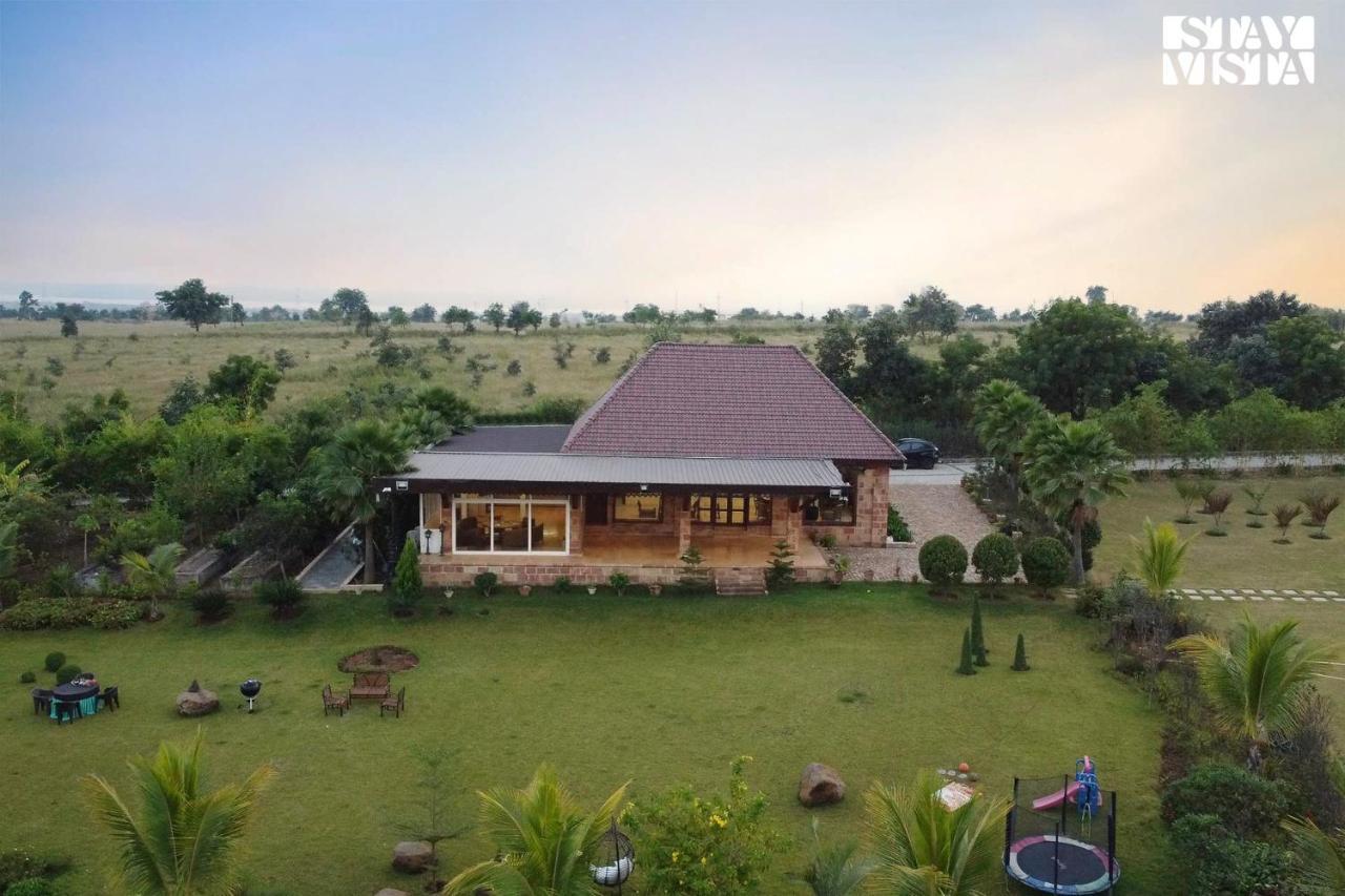 Stayvista'S Lakeside Whispers - Lake & Mountain-View Villa With Lawn & Indoor-Outdoor Games Nagpur Bagian luar foto