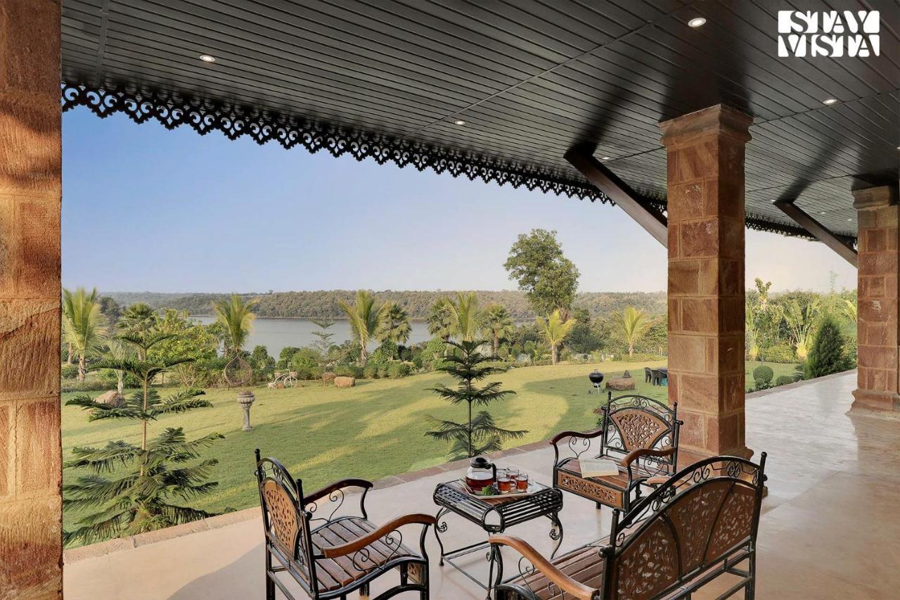 Stayvista'S Lakeside Whispers - Lake & Mountain-View Villa With Lawn & Indoor-Outdoor Games Nagpur Bagian luar foto